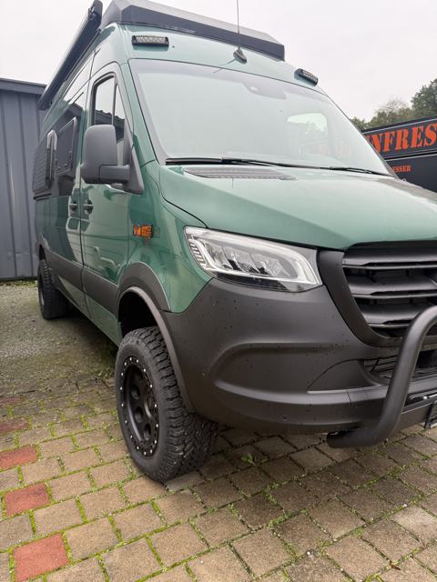 Der fertige Camper von vorne links
