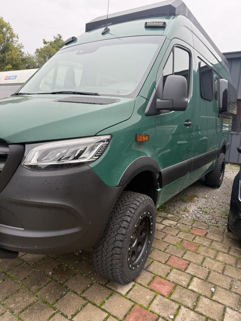 Seitenansicht mit Allrad-Bereifung