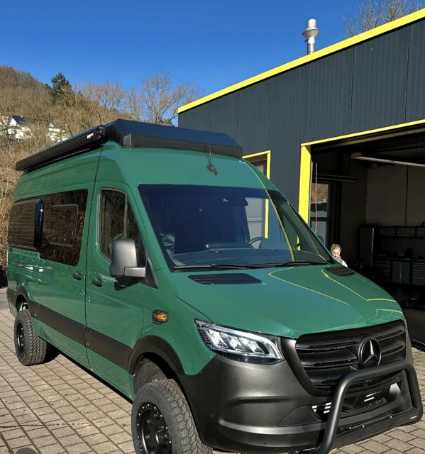 Fertig: Sprinter 4x4 mit Dachträger und Frontbügel
