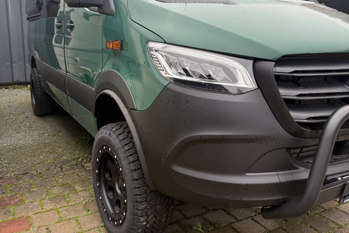 Grüner Mercedes Sprinter 4x4 Camper