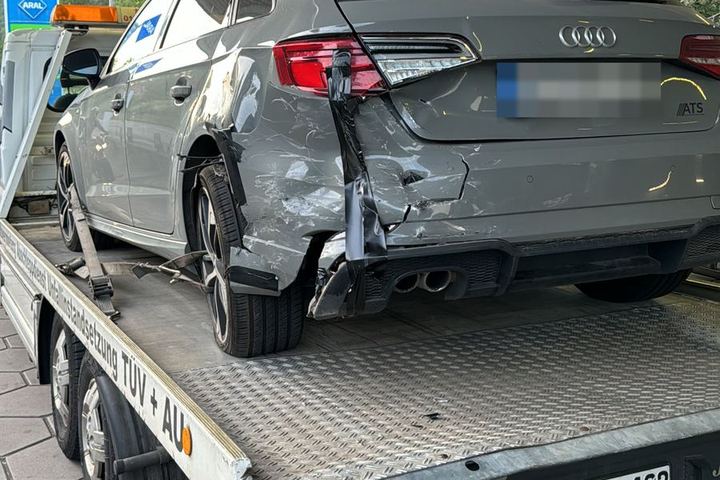Unfallwagen auf unserem Abschleppwagen