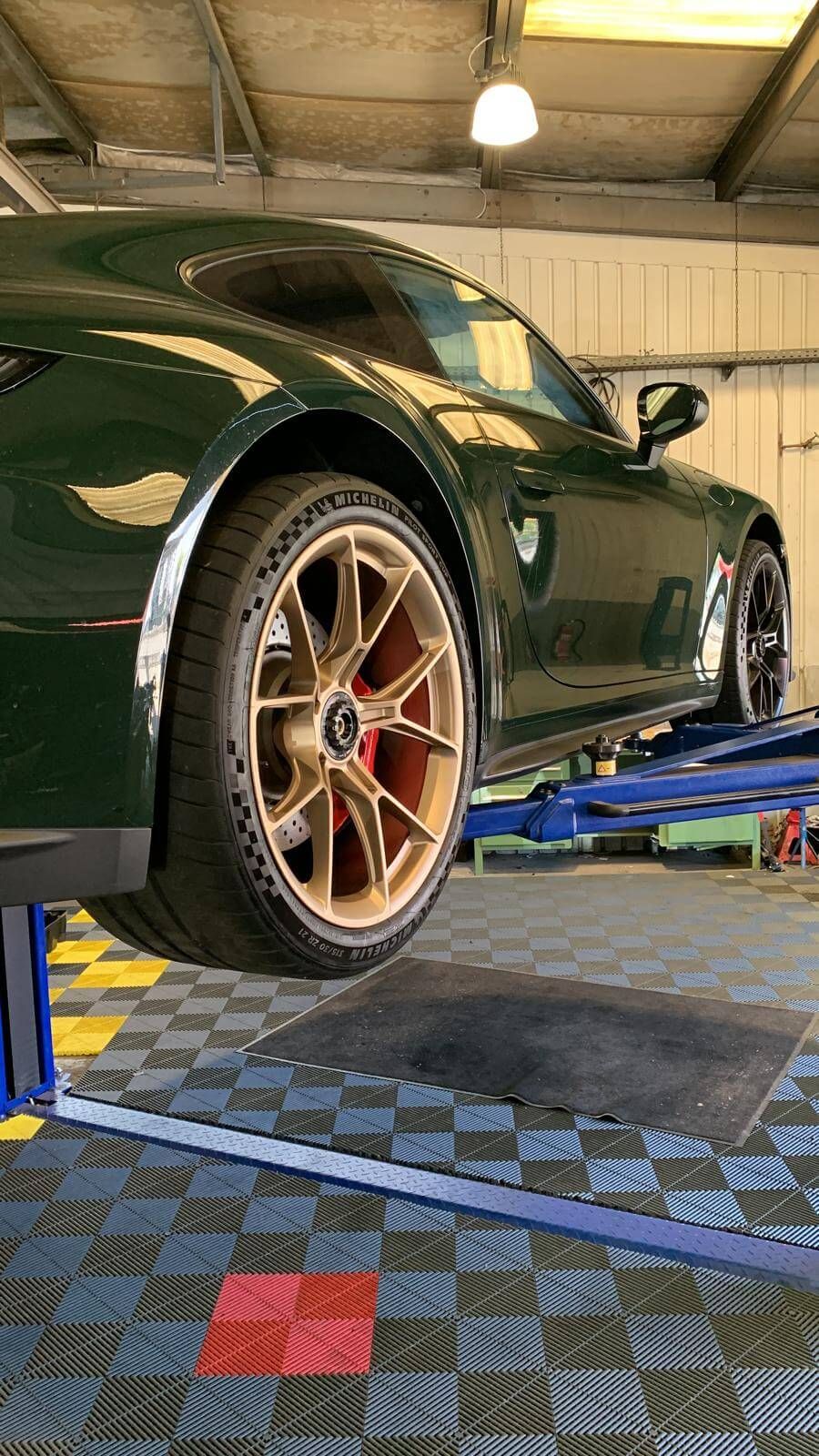 Porsche 911 GT3 auf der Hebebühne in unserer Werkstatt in Nassau